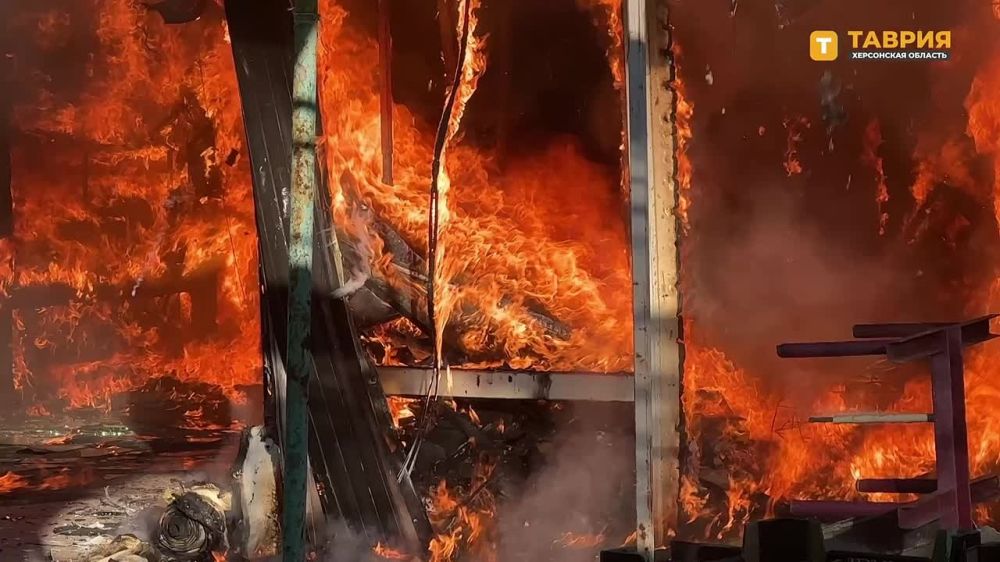 В результате пожара на центральном рынке в Геническе пострадало 3 человека