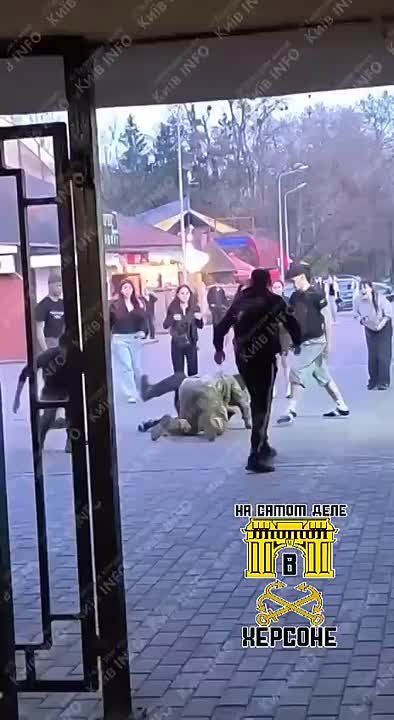 Подростки в Киеве толпой запинали украинского военного