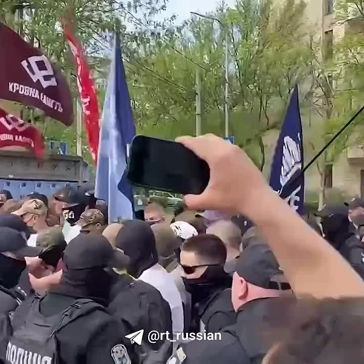 В Киеве начались стычки полиции и противников проведения на Пасху ЛГБТ*-кинофестиваля, пишут местные СМИ