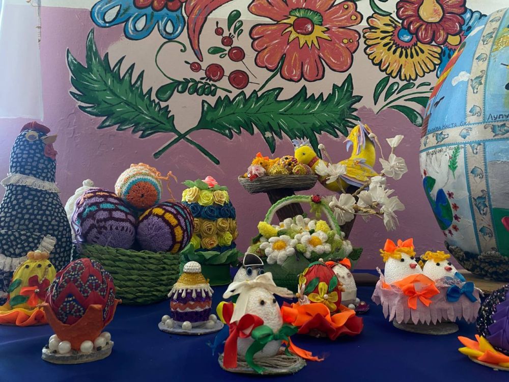 18 апреля в Верхнесерогозском Доме культуры под руководством художественного руководителя и библиотекаря состоялось мероприятие, приуроченное ко дню Великой Пасхи, под названием «Вот и Пасха, запах воска, запах тёплых...