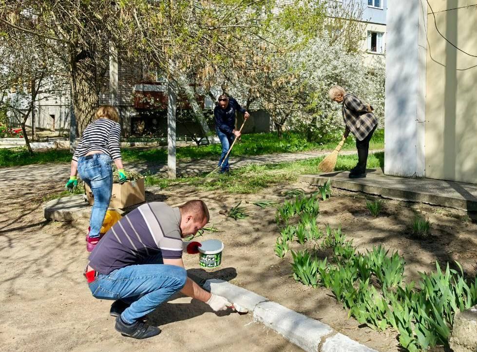 Аппарат Совета депутатов совместно с сотрудниками Каховской администрации провели субботник