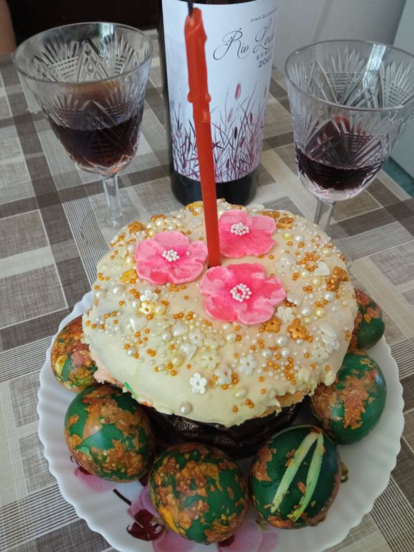 В наш адрес пришло еще одно фото с пасхальным куличем