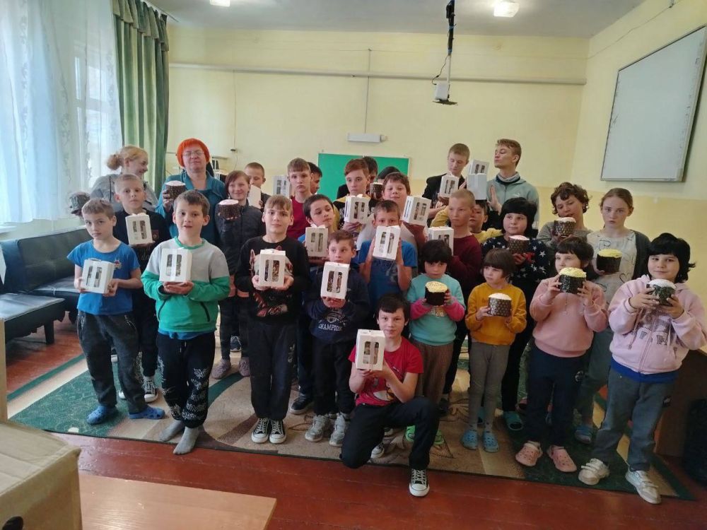 В Новокиевский детский социально-реабилитационный центр доставили пасхальные куличи и сладкие подарки