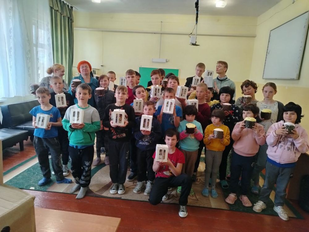 Пасхальные куличи и сладкие подарки доставили в Новокиевский детский социально-реабилитационный центр