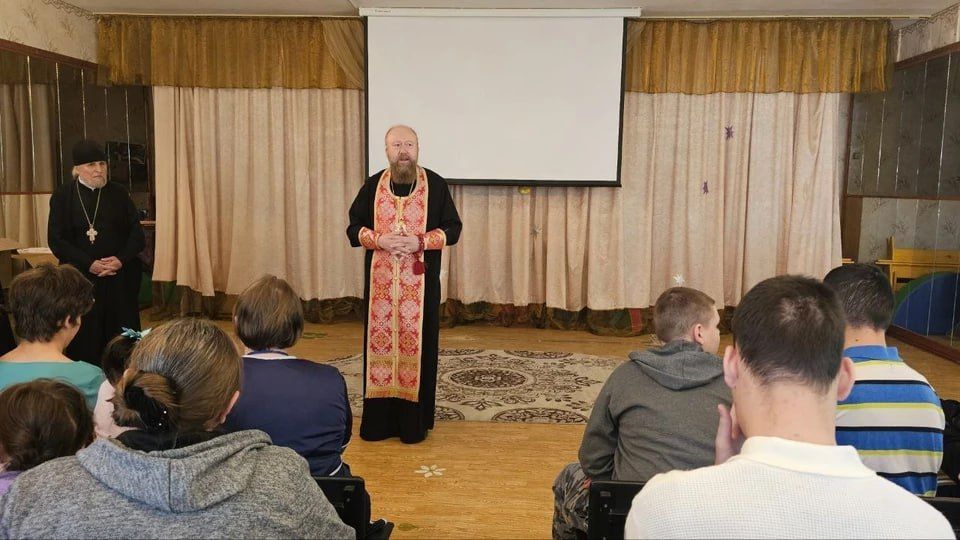 Херсонские священнослужители поздравили воспитанников детского дома с Пасхой