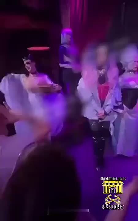 В одном из киевских гей-клубе* на Пасху была представлена юмористическая интерпретация обряда освящения водой
