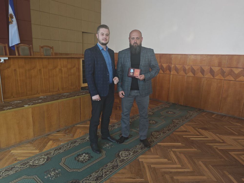 В честь праздника Дня органов местного самоуправления первый заместитель Главы администрации Новотроицкого муниципального округа Алексей Немченко вручил от Губернатора Херсонской области Владимира Сальдо почетную медаль и...