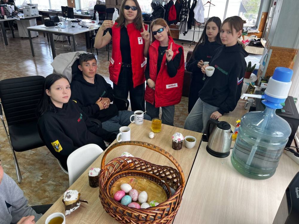 Первые Геническа устроили пасхальное чаепитие