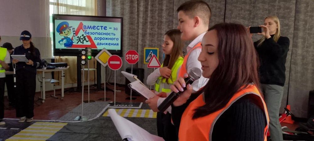 Мобильный автогородок от проекта "Русский Донбасс" передали представители "Единой России" в Геническую школу №1