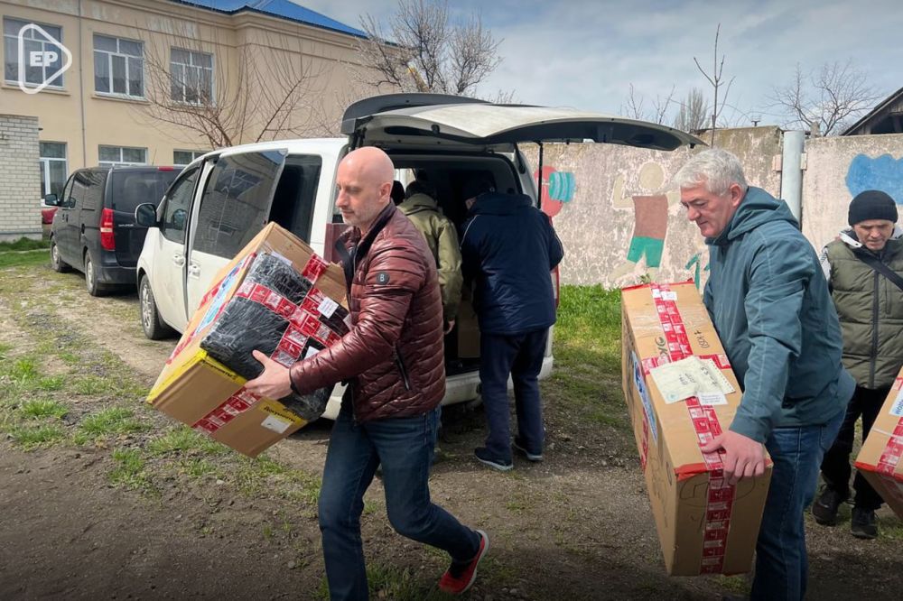 «Единая Россия» передала в Геническую школу мобильный автогородок для юных инспекторов движения от проекта «Русский Донбасс»