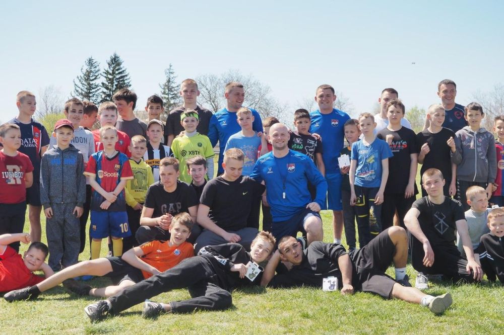 Представители Мордовии сыграли в футбол с юными жителями Каланчака