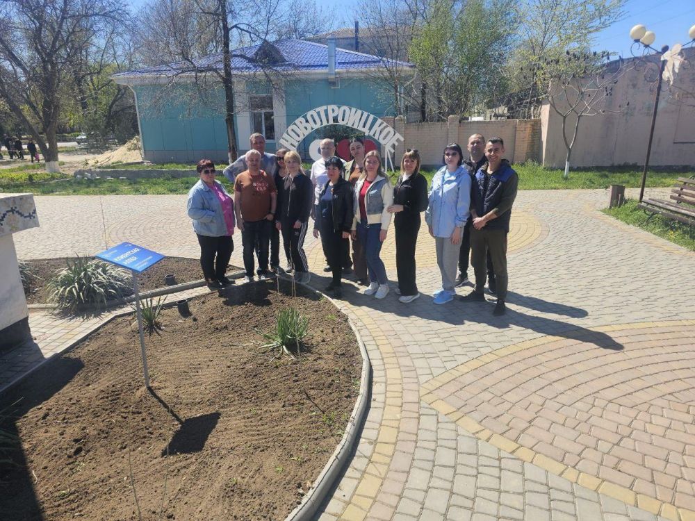 Высадка гибискусов в центре Новотроицка