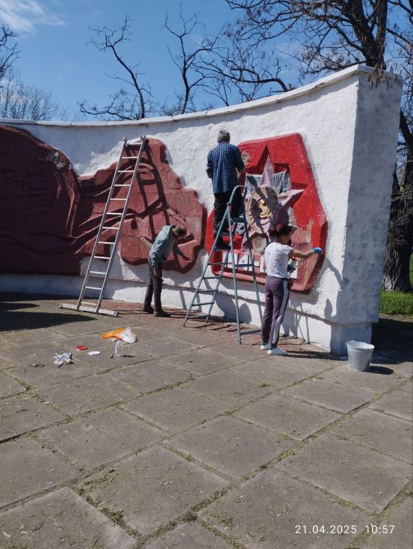 В преддверии дня Победы секретарь первичного отделения Рошканюк О.И., активисты политической партии «Единая Россия» и сотрудники МКУ«Возрождение» в селе Анатольевка организовали и провели субботник, целью которого являлось...