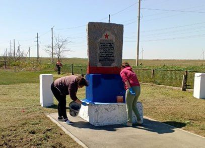 Сотрудники детского сада села Строгановка провели работы по благоустройству памятного знака, установленного в честь форсирования Сиваша