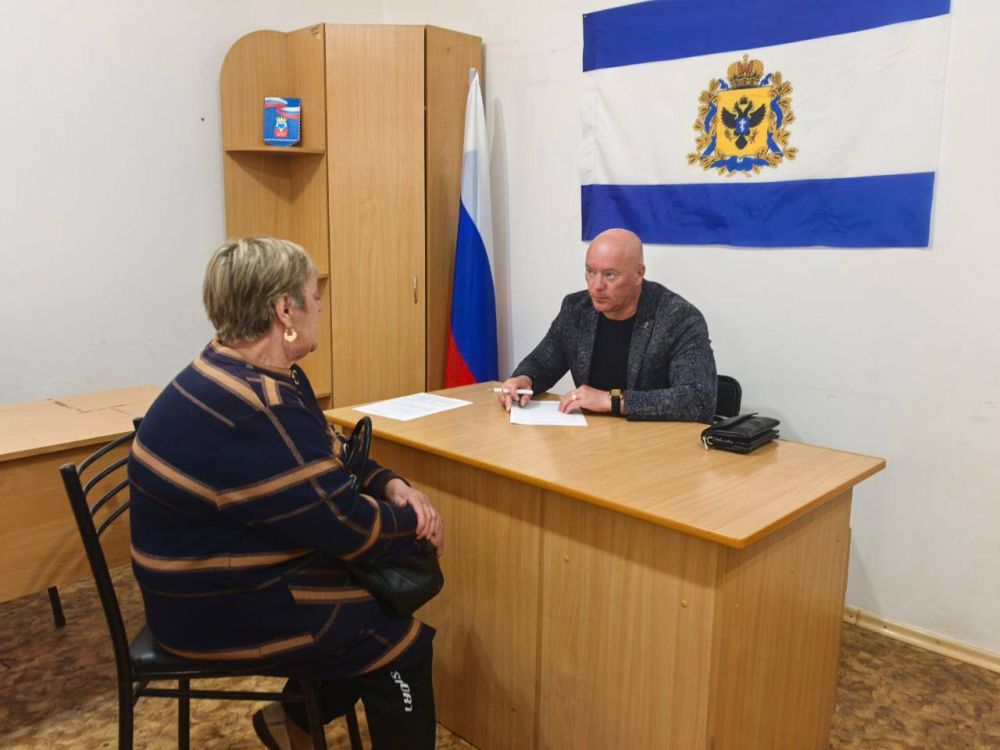 Сегодня прием граждан в приемной Каховского Совета депутатов проводил депутат от партии «Единая Россия» Олег Гаврилюк