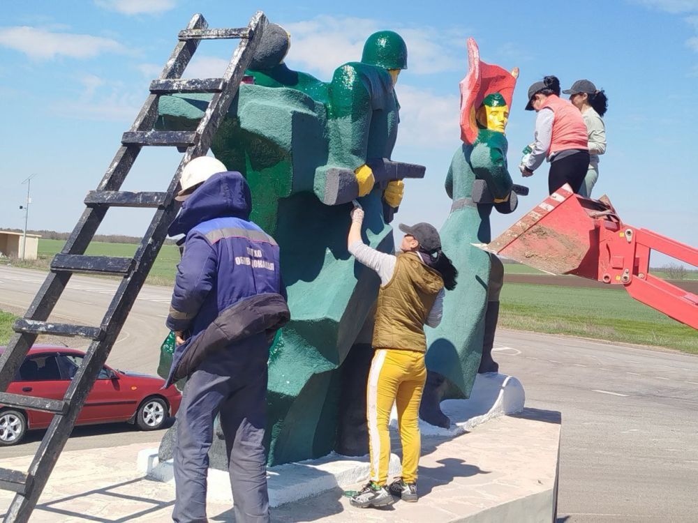 Надежда Бабешко: В предверии праздника 80-летия Великой Победы над немецко-фашистскими захватчиками по инициативе руководителя фракции партии "Единая Россия" Васалатого Александра был отреставрирован и приведён в порядок...