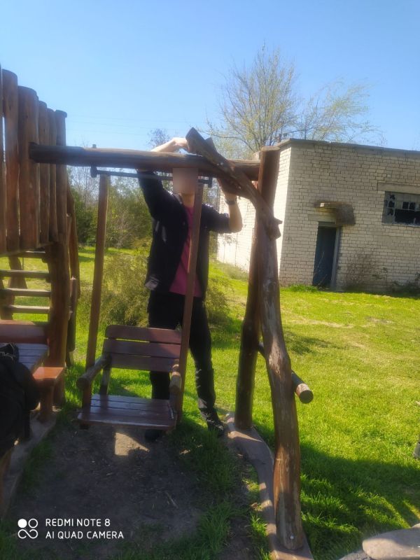 В Верхнем Рогачике кипит жизнь! Молодежь отремонтировала качели в парке!