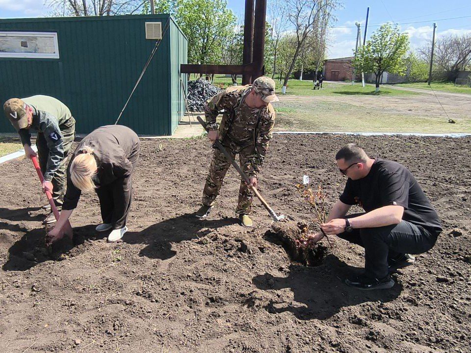 На территории Рубановской школы открыли "Аллею роз"