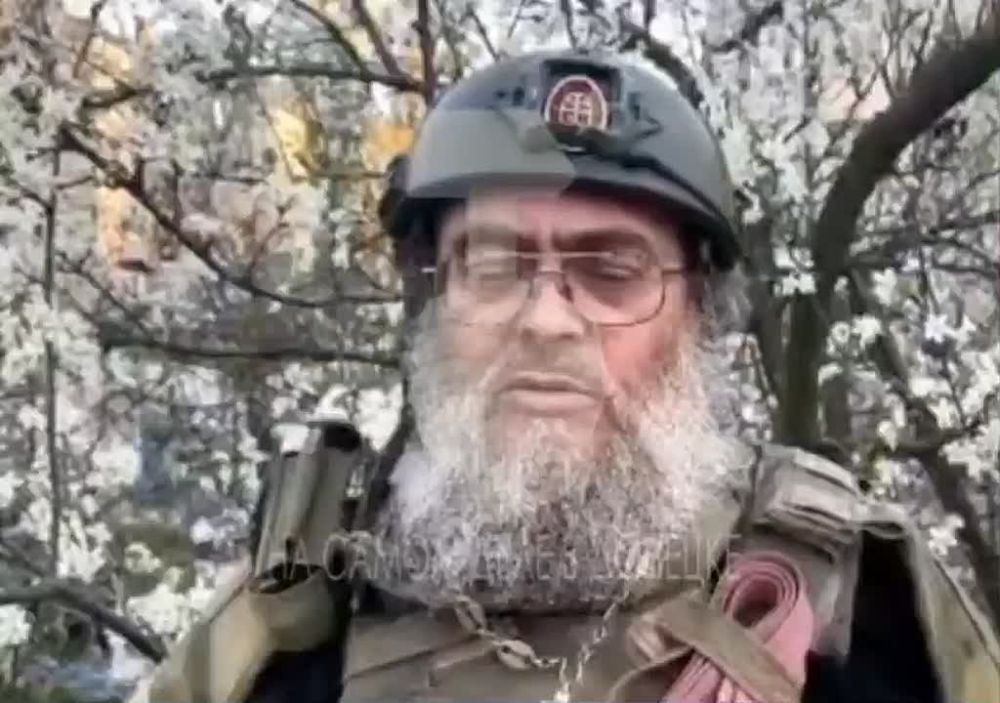 На окраине Селидово священнослужитель из 589-го полка группировки войск «Центр» установил крест на могиле гражданского лица