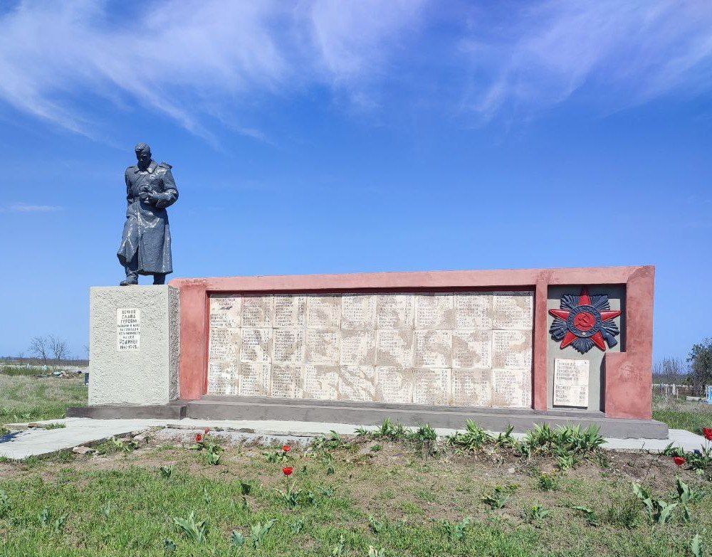 В преддверии Дня Победы в Великолепетихском округе благоустроили мемориалы