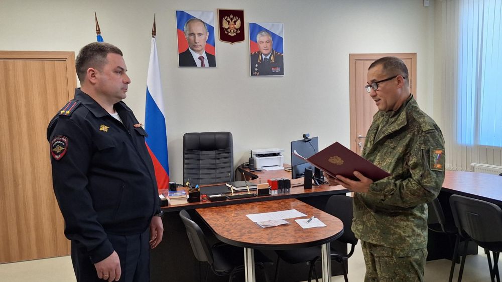 В Херсонской области полицейские вручили российский паспорт уроженцу Узбекистана – добровольцу СВО