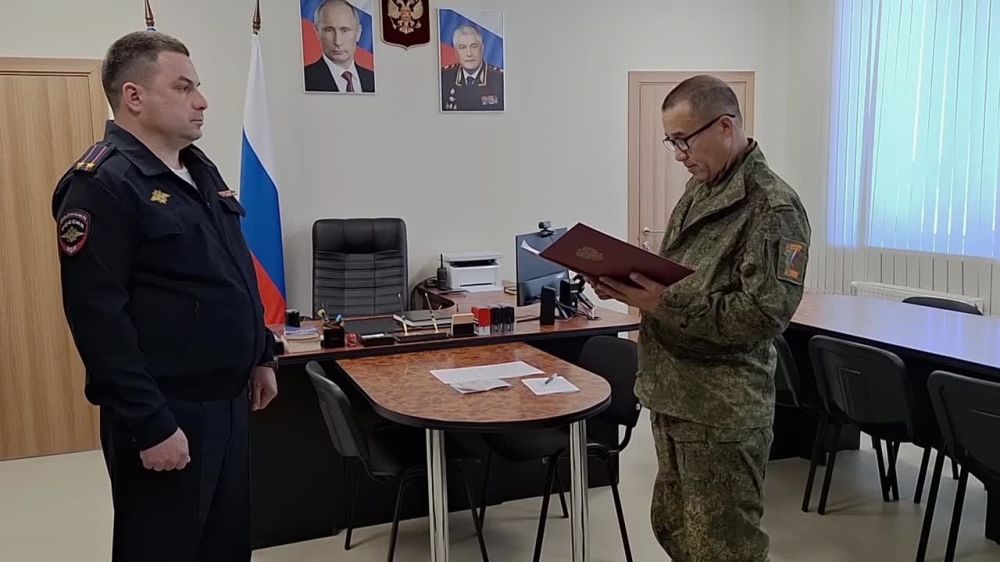 Добровольцу СВО из Узбекистана полицейские Херсонской области вручили российский паспорт