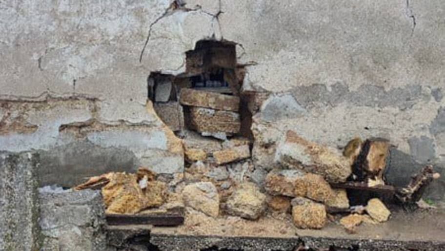 Пошел на таран. Житель Геническа проломил стену магазина и спрятал похищенное в кустах