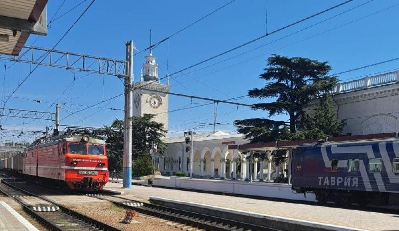 В Крым прибыл первый контейнерный поезд, проехавший по сети Железных дорог Новороссии