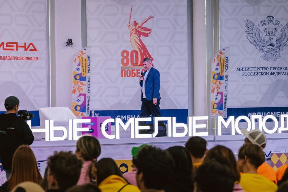 Учащиеся Хлебодаровской школы принимают участие в фестивале молодежных лидеров "Разные