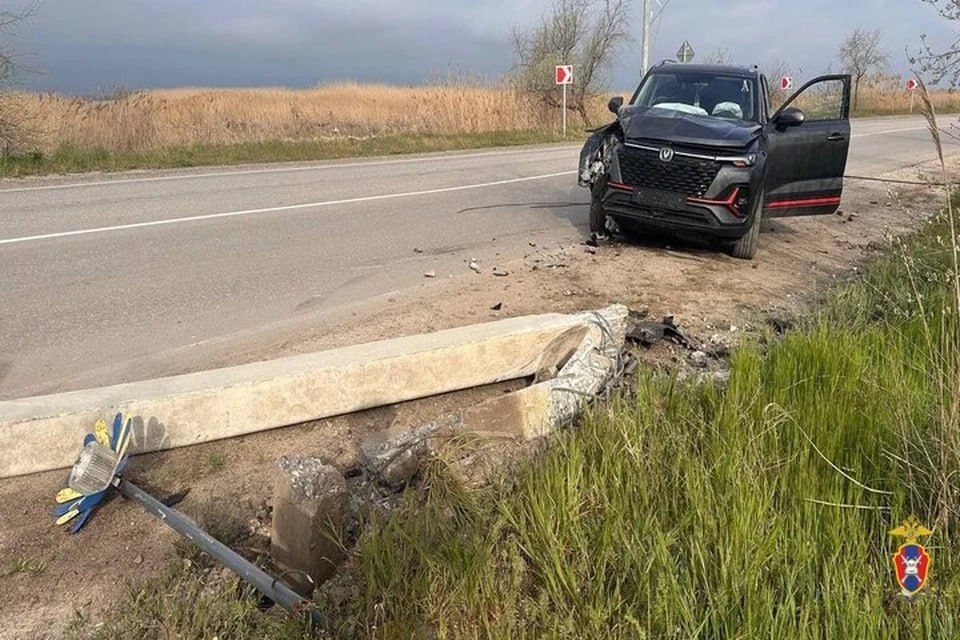 Херсонский водитель утром 22 апреля врезался в опору ЛЭП