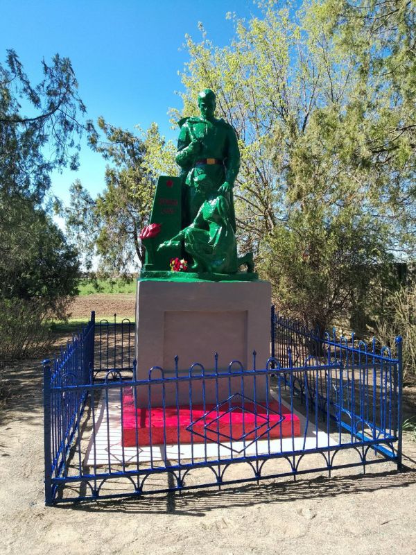 В селе Азовское завершили косметический ремонт памятника, посвященного Великой Отечественной войне, а также привели в порядок прилегающую территорию