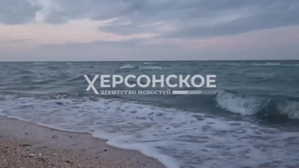 Азовское море на Арабатской стрелке блистает после зимней спячки