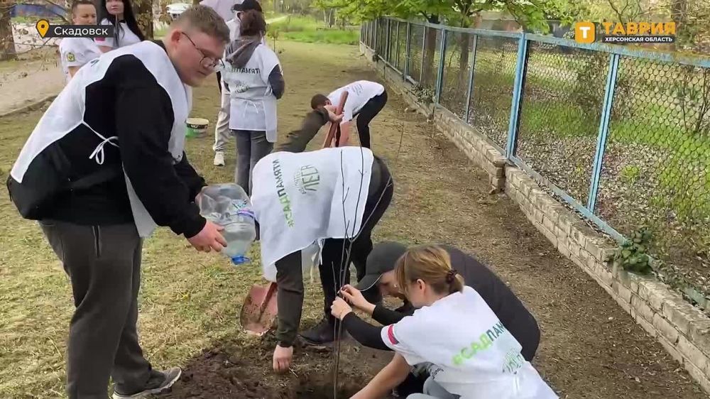 В Скадовске в рамках Международной акции "Сад памяти" высадили саженцы ясеня