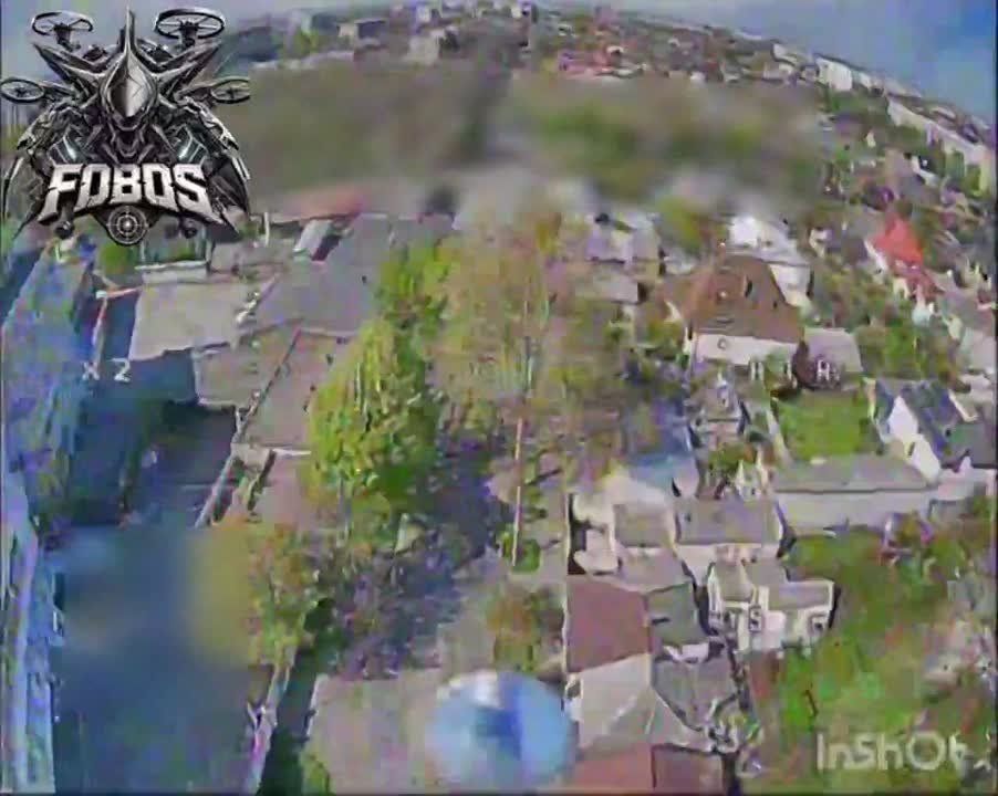 Херсонская область. Молодой петух с правобережья Херсона обвешался шевронами так, как будто всерьёз собрался воевать