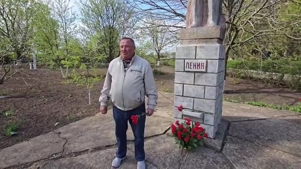 Ленин и теперь живее всех живых –