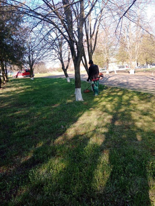 В преддверии празднования Дня Победы в Нижнеторгаивском ДК состоялся субботник, в ходе которого была проведена комплексная уборка территории