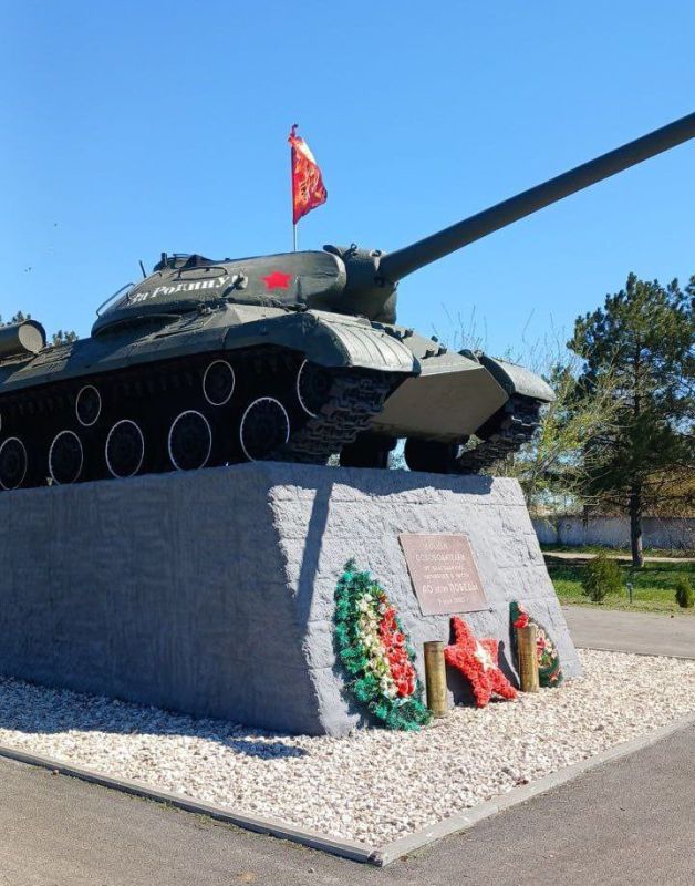 В Чаплинке привели в порядок памятный знак в честь воинов-освободителей "Танк ИС-3"