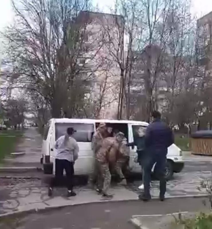 Украинские военкомы нападают на женщин с детьми для мобилизации мужей