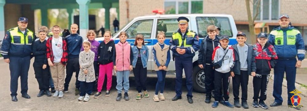 Сотрудники Госавтоинспекции рассказали ученикам Нижнесерогозской школы о правилах дорожной безопасности
