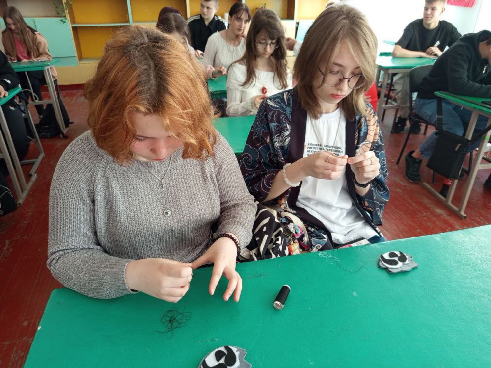 Ученики Нижнесерогозской школы создали обереги для участников специальной военной операции в рамках акции "Добрый енот"