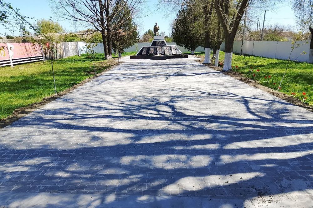 Подготовка мемориала погибшим воинам Великой Отечественной войны в Новоалексеевке ко Дню Победы продолжается!