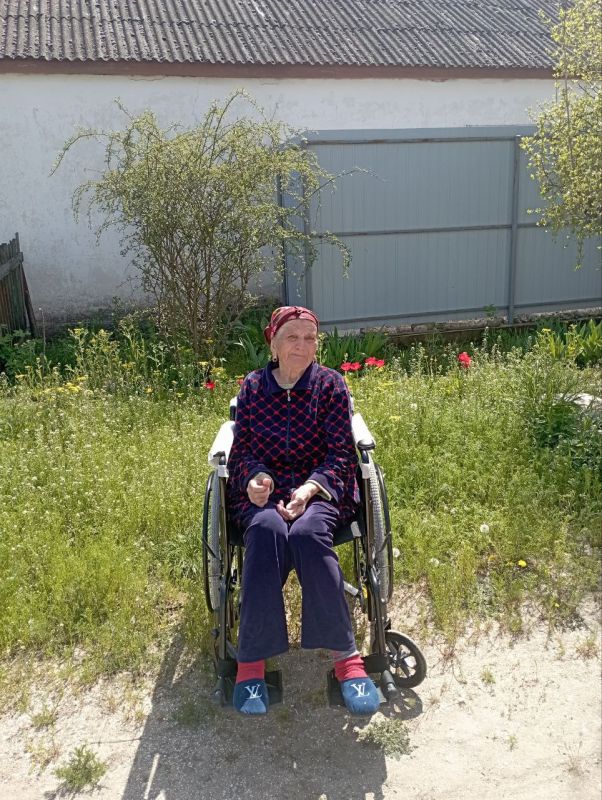 Жительнице Счастливцево привезли инвалидную коляску