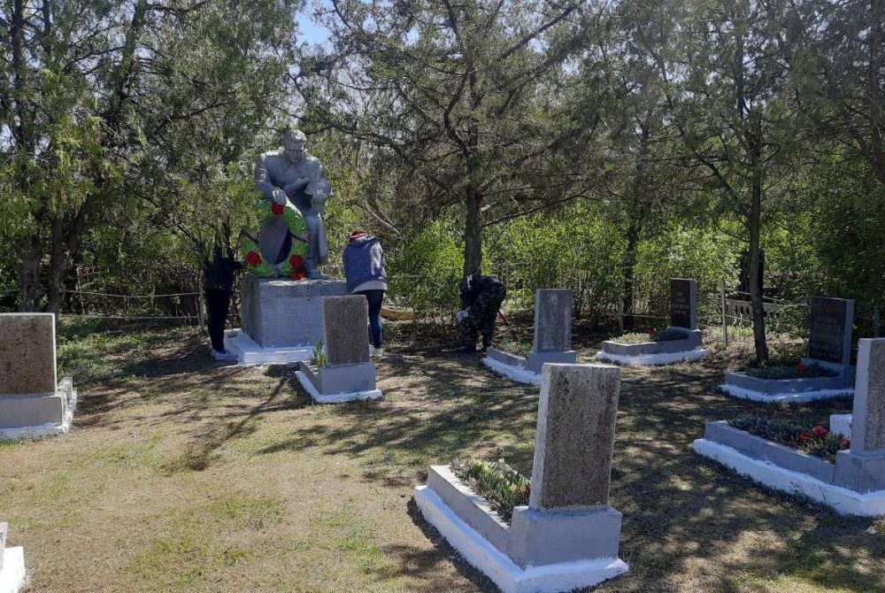 В пгт Аскания-Нова провели работы по благоустройству памятников воинам Великой Отечественной войны