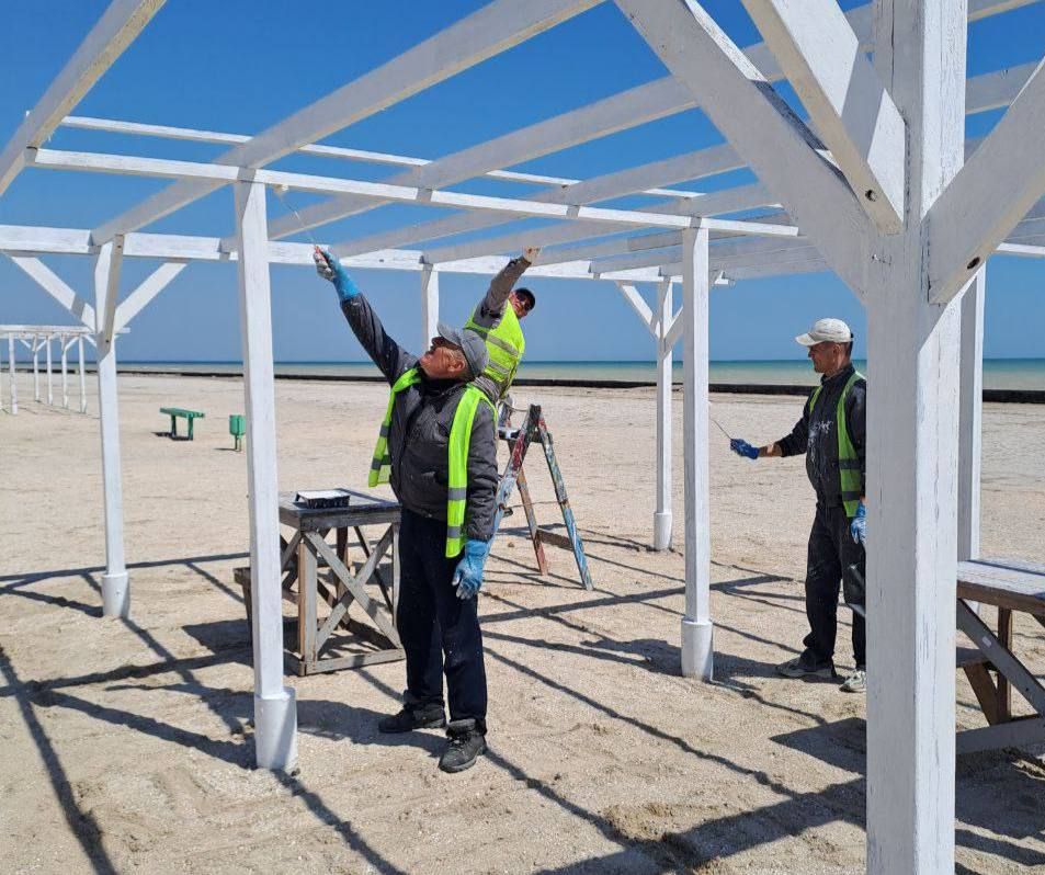 В Геническе к летнему сезону приводят в порядок городской пляж