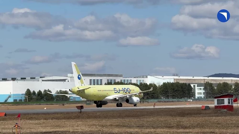 Первый полет авиалайнера "Суперджет" созданного полностью из отечественных компонентов