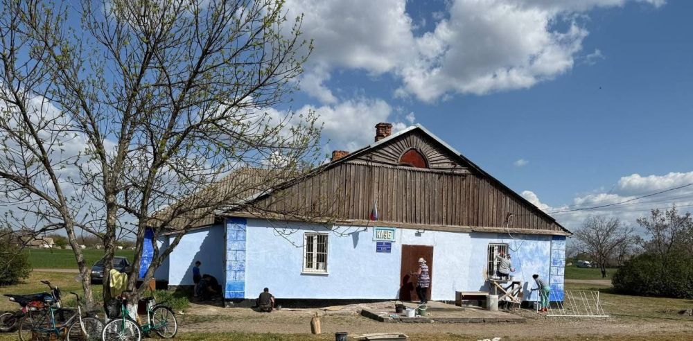 Работники культуры и местной коммунальной службы провели побелку и покраску фасада здания Костогрызовского сельского клуба