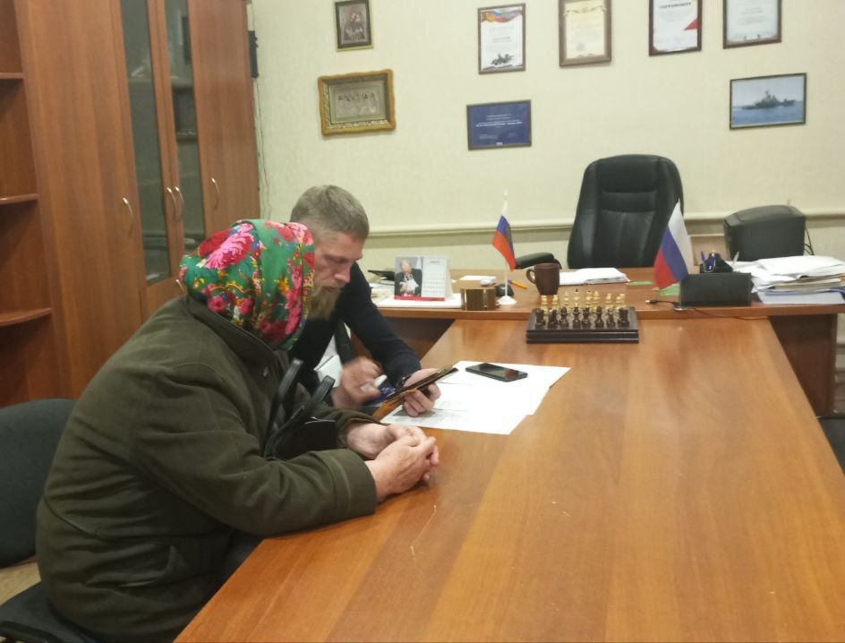 Начальник Малокаховского территориального отдела Роман Назаров всегда на связи с жителями своего села