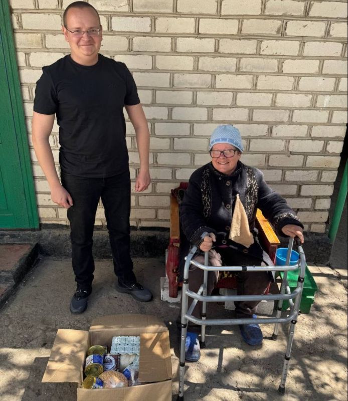 Маломобильным жителям Черноморского сельского поселения доставили гуманитарную помощь