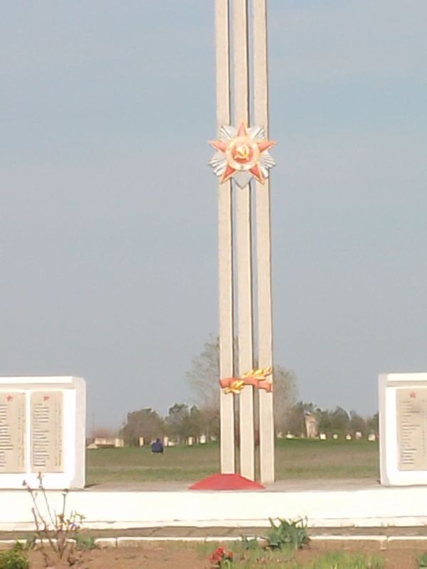 В селе Красная Поляна провели работы по благоустройству памятника в честь воинов-односельчан