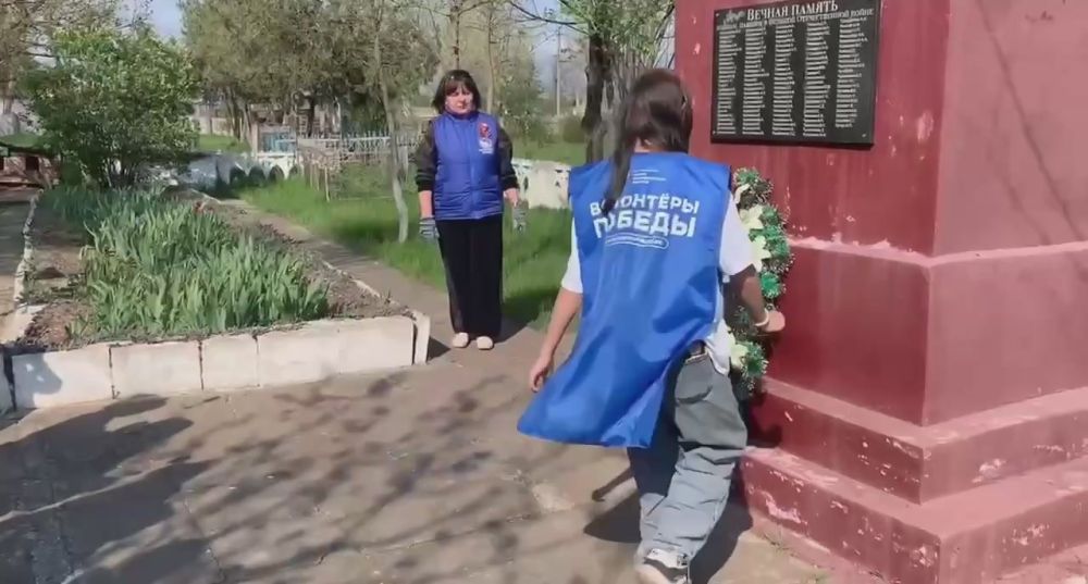 Новотроицкий центр детского и юношеского творчества принял участие в мероприятиях по благоустройству памятных мест